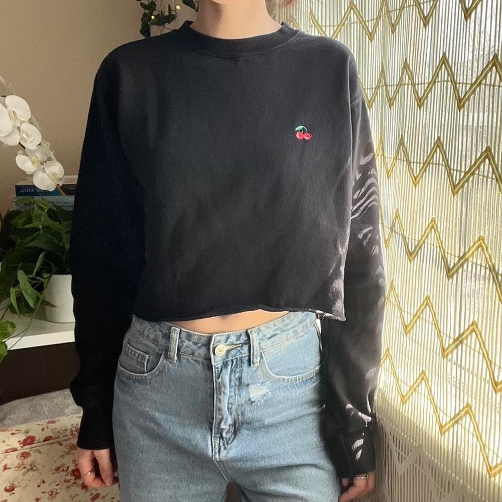 Black Cropped Cherry Patch Embroidered Cropped Sw… - image 1